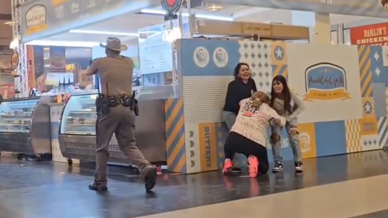 Sirio Brozzi de Austin grabó el momento en que varios policías armados entraron al área de comida mientras el miedo se apoderaba de los visitantes.