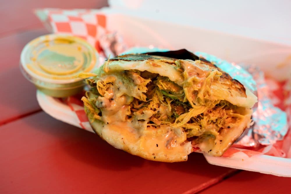 <b>La Chula Michoacana </b>
<br>Dirección: 5100 Lacy Ave. Raleigh, NC. 27609
<br>Teléfono: (919) 758-0402
<br>
<b><a href="https://www.yelp.com/map/la-chula-michoacana-raleigh">Cómo llegar</a></b>
<br>
<br>En Yelp, aseguran que el camión de comida ofrece “platillos y postres colombianos y mexicanos” y que está “disponible en Raleigh y sus alrededores para el almuerzo y la cena”.