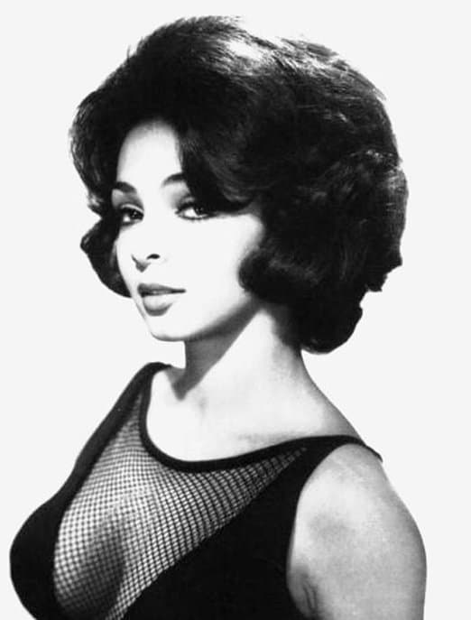 En varias de las fotografías Ana Martín ha presumido su figura y la moda de la época, por lo que sus seguidores le comentan que se veía ‘hermosa’.