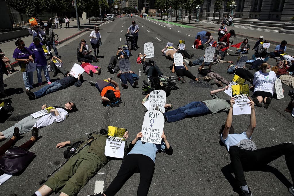 Protesta en San Francisco contra los intentos del gobierno de Trump de eliminar Obamacare.