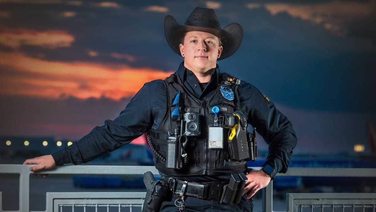 <h3 class="cms-H3-H3">El nuevo accesorio </h3>
<br>En Dallas,
<b> la policía ya no solo patrulla con botas y placas.</b> Ahora también
<b>puede hacerlo con sombrero vaquero.</b> El anuncio se hizo oficial el 23 de agosto con imágenes desde el aeropuerto Love Field, y desató comentarios entre orgullo y sorpresa.
<br>El mensaje fue directo:
<b> ya está autorizado como parte del uniforme.</b>
<br>Por ahora no hay detalles sobre colores, materiales o si será para todas las divisiones, pero el simple hecho de ver a oficiales con sombrero vaquero en la patrulla ya cambia la imagen del DPD.