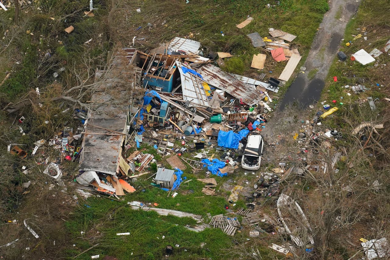 <b>La destrucción del huracán Ida en Louisiana</b>
<br>
<br>EL poderoso huracán Ida golpeó al estado de Louisiana justo en el 
<a href="https://www.univision.com/noticias/estados-unidos/ida-louisiana-sur-eeuu-energia-electrica-katrina"><u>aniversario del devastador huracán Katrina</u></a>, que destruyó la ciudad de Nueva Orleans en 2005.
<br>
<br>Ida no golpeó directamente Nueva Orleans, pero al menos 11 personas mayores perdieron la vida por el apagón que causó. 
<a href="https://www.univision.com/noticias/estados-unidos/cifra-muertos-ida-louisiana-26-total-en-eeuu-82"><u>Más de 80 personas fallecieron en Estados Unidos</u></a> por este fenómeno natural.