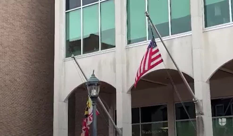 La mujer añadió que él la acosaba a través de mensajes de texto, la vigilaba a través de las cámaras de seguridad, lo señaló de abuso físico contra un menor de 11 años, e incluso aseguró que él metió una toalla en la boca de su bebé para evitar que siguiera llorando.