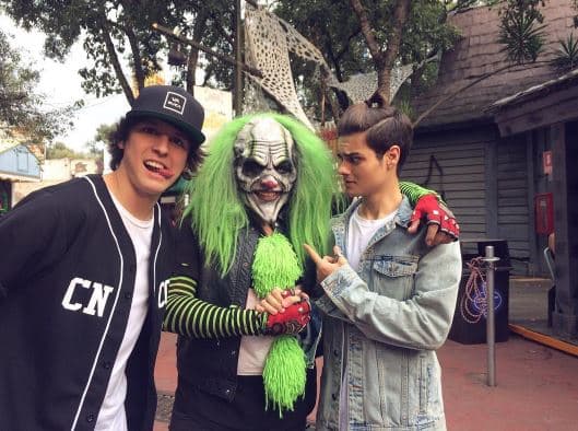 Junto a él, aprovecharon un rato para ir a Six Flags y pasar un día de Halloween.