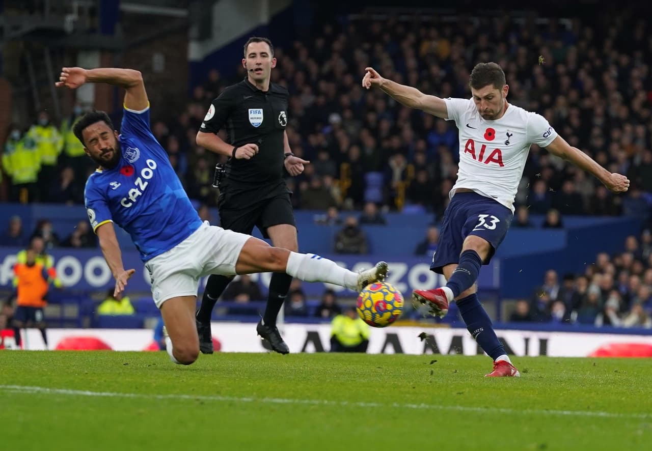 Tottenham empató 0-0 en el debut de Antonio Conte con los Spurs.Hubo un duelo entre Cuti Romero y Richarlison quienes fueron amonestados por un cruce a los 68', durante la fecha 11 en la Premier League.