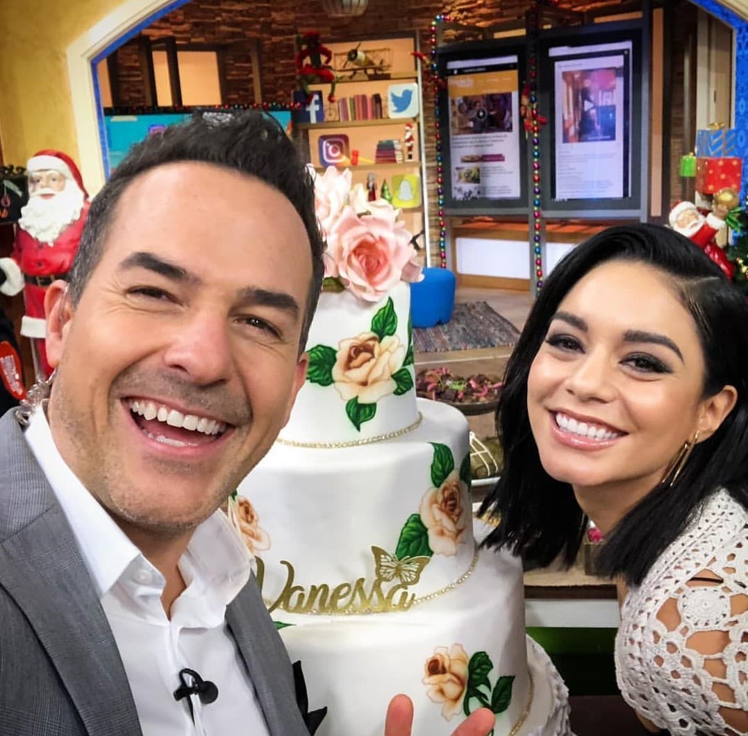 Vanessa Hudgens celebró su cumpleaños con la familia de Despierta América, aquí vemos al coqueto de Carlitos Calderón deseándole un día muy feliz.
<br>