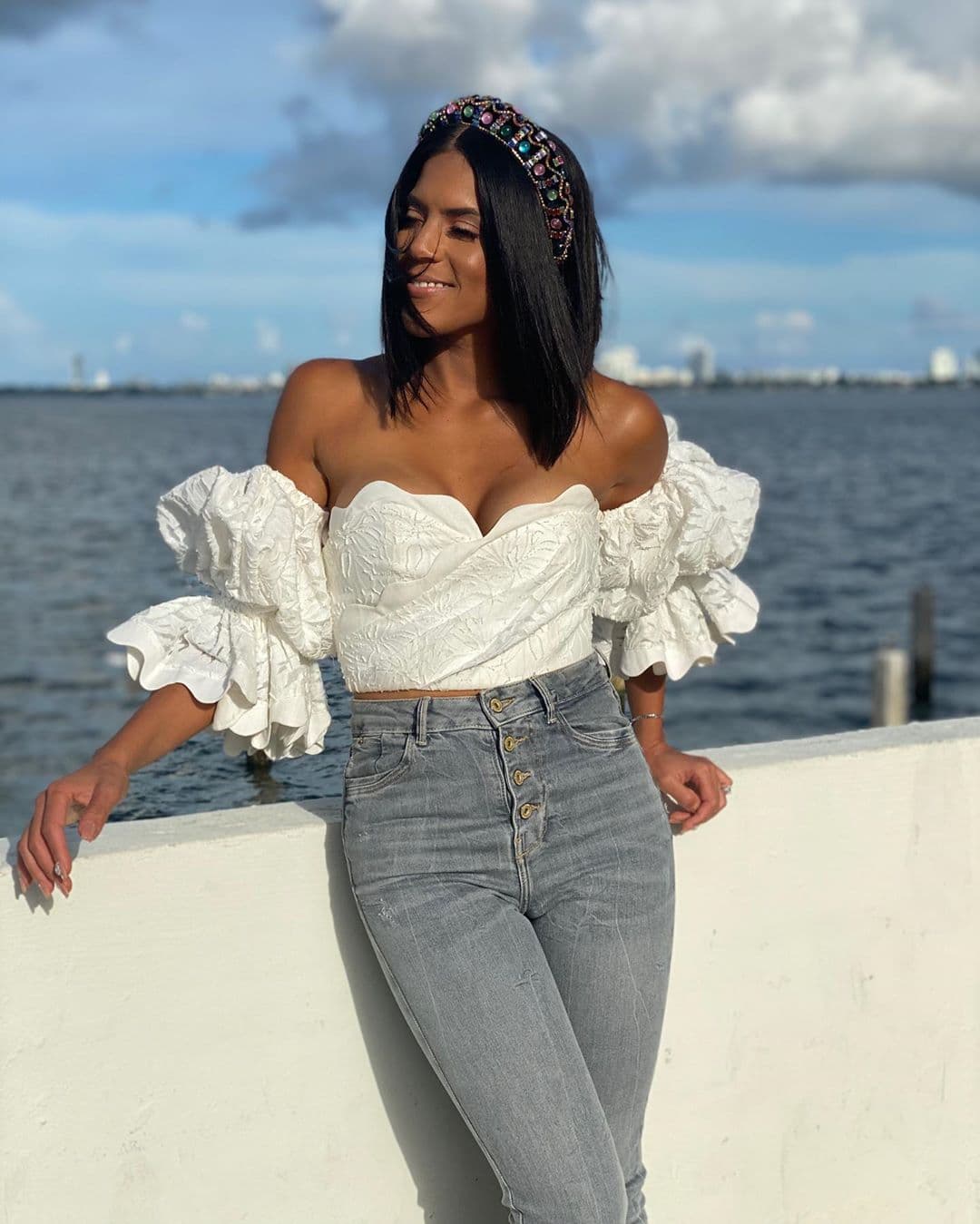 La conductora, de 31 años, compartió estas bellas fotos con el mar de Miami de fondo horas antes de la premiación: "Y que todo fluya. Agradecida".