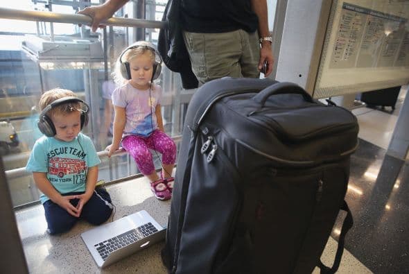 Un hombre que intentó incendiarse en el sótano del centro de control de tráfico aéreo en Aurora provocó la suspensión de operaciones en O'Hare y Midway. 