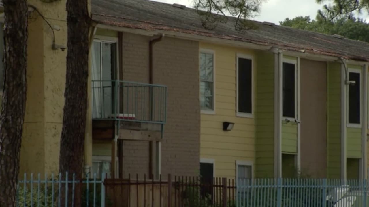 La policía dijo que la menor, al parecer, salió de su apartamento y subió a la casa de un vecino, donde se estaba celebrando una reunión y después todos se fueron.