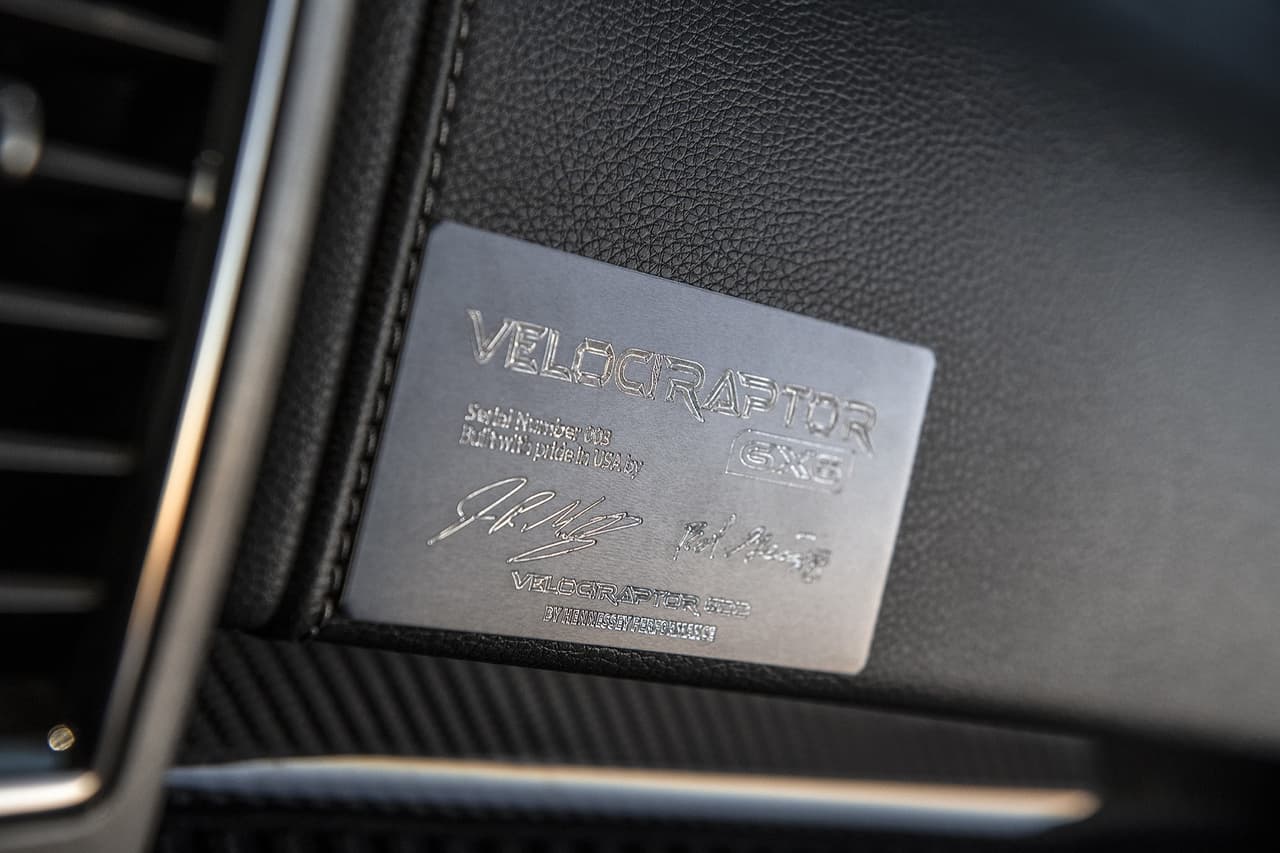 La placa alusiva a esta edición exclusiva se puede ver en el tablero de la Hennessey VelociRaptor 6x6.