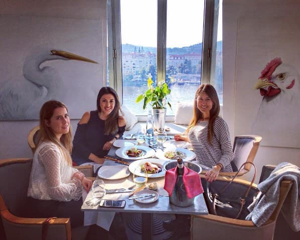 Disfrutando de las últimas horas en Praga con un almuerzo delicioso en el restaurante del Dancing House diseñado por Frank O. Gehry.