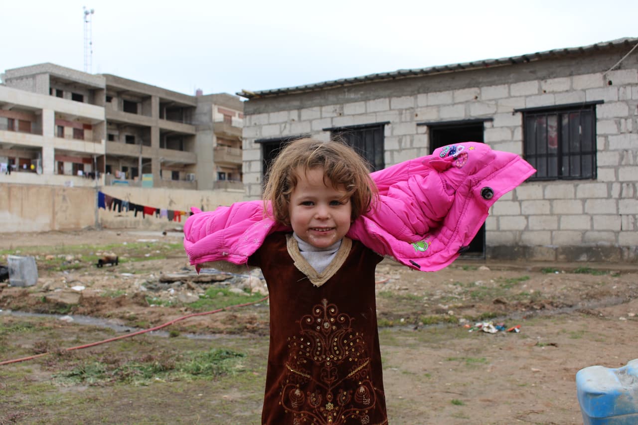 Nesim y su familia huyeron de la guerra en Qamishli hace casi 2 años y buscaron refugio en "Abd Al-Aziz", Siria. Se refugian en una escuela donde la energía es cortada durante buena parte del día. Nesim estrena su nuevo abrigo donado por UNICEF para conservar el calor. 5 de diciembre de 2016.
