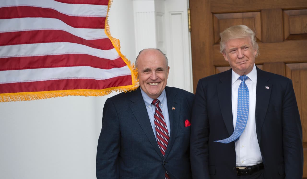 Trump niega que el veto sea para musulmanes, pero Giuliani confiesa que le pidió una comisión para hacerlo "legal"