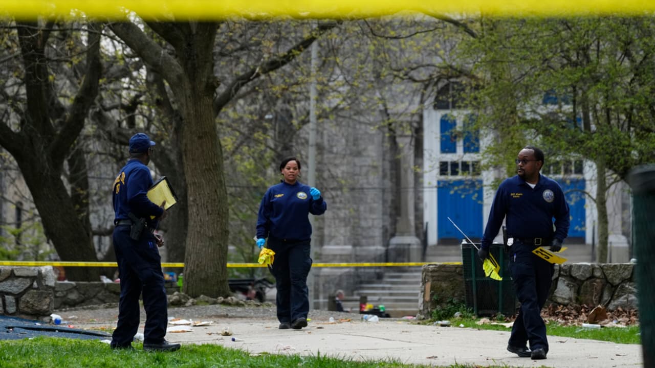 El comisionado precisó que 
<b>un sospechoso armado de 15 años recibió un disparo</b> de la policía. Resultó herido en el hombro y la pierna. También 
<b>detuvieron a cuatro hombres y a una mujer</b>; recuperando cuatro armas.