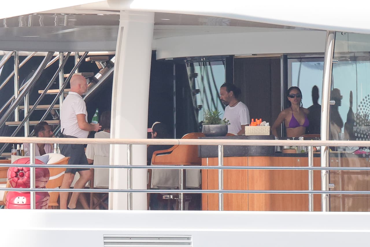 En una de las fotos se aprecia en una charla en la que también está Eiza.
<br>