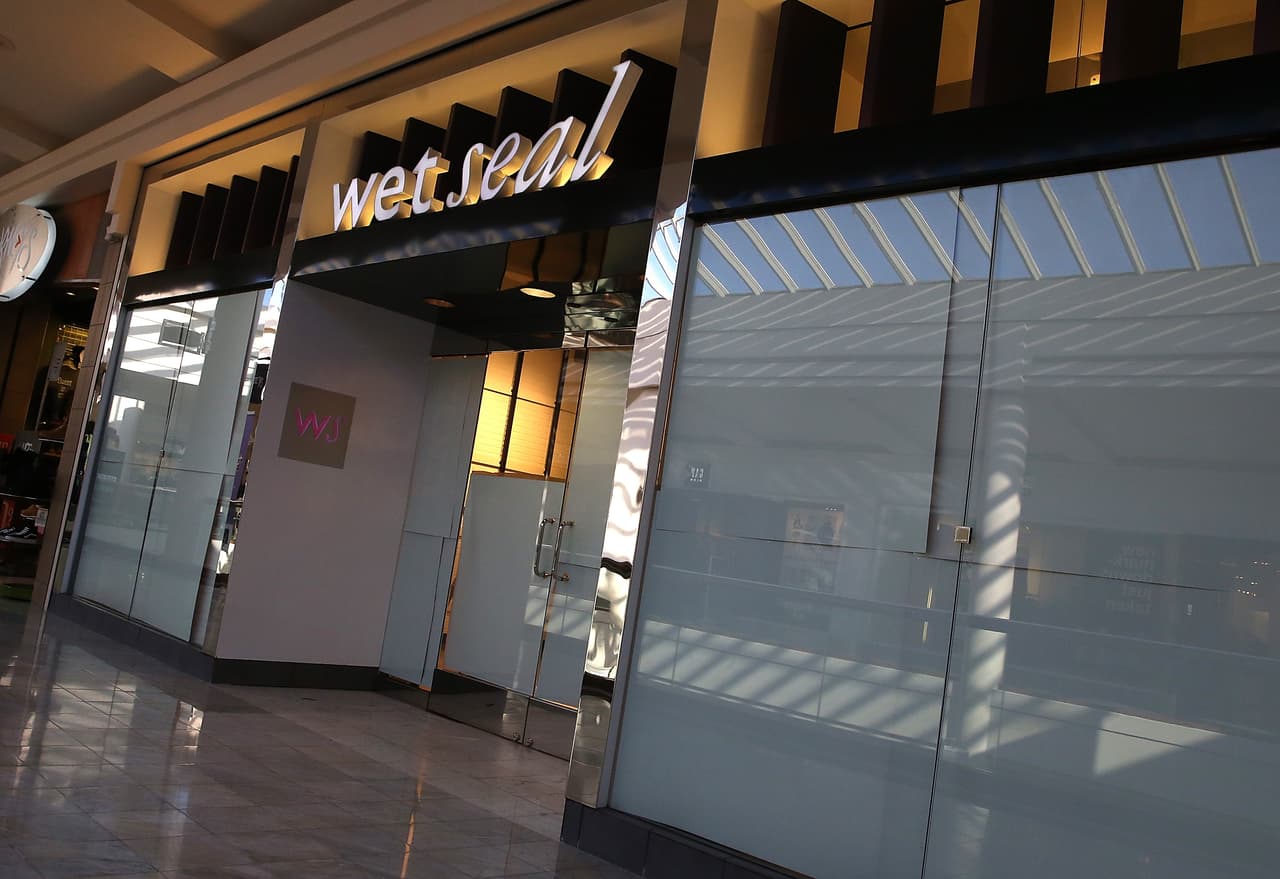 <b>Wet Seal</b> anunció en enero de 2015 que, la empresa de ropa para jóvenes, cerraría 338 tiendas dejando sin empleo a cerca de 3,700 personas. Ahora es una tienda mayormente en línea.