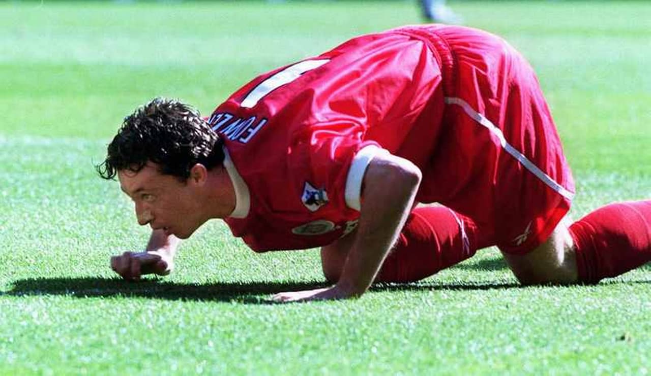 <b>Robbie Fowler. </b>El canterano del Liverpool celebró de esta forma tras anotarle un gol al Everton en un Derby de Merseyside. Durante todo el partido recibió insultos de la hinchada rival, entre ellos el de “drogadicto”.