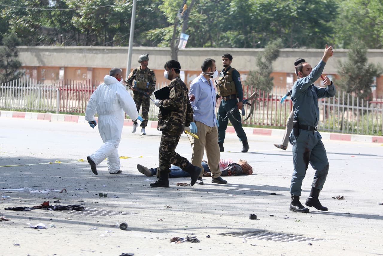 Horas después de las explosiones en Kabul, 
<b>un atacante suicida causó la muerte de 11 niños que asistían a una escuela religiosa en Kandahar, al sur de Kabul, cuando intentó atacar una caravana de militares extranjeros.</b>