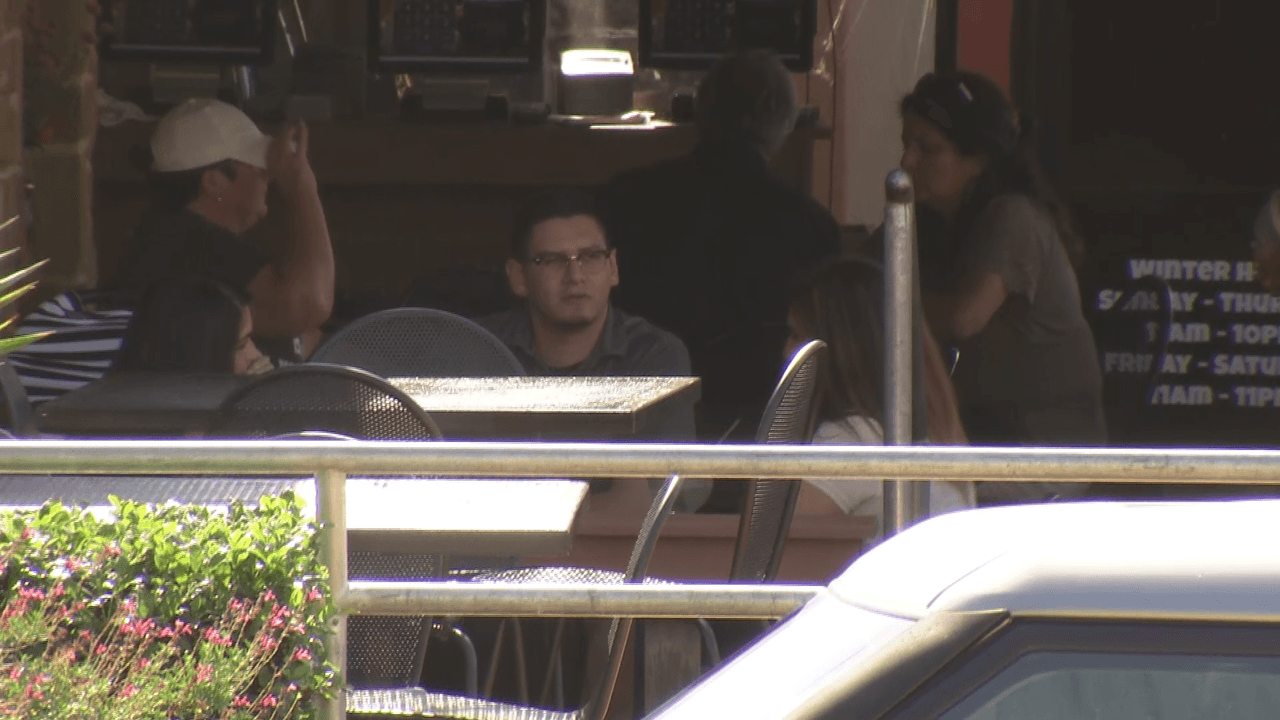 En restaurantes no deben de haber más de 6 personas sentadas en la misma mesa