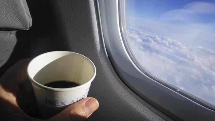 Un
<a href="https://www.univision.com/noticias/salud/esta-es-la-razon-por-la-que-dejaras-de-tomar-el-t-e-o-cafe-que-ofrecen-las-aerolineas-durante-un-vuelo"><u> estudio de City University of New York</u></a> reveló que
<a href="https://www.univision.com/noticias/salud/esta-es-la-razon-por-la-que-dejaras-de-tomar-el-t-e-o-cafe-que-ofrecen-las-aerolineas-durante-un-vuelo"><u> la calidad del agua que se sirve a bordo de los aviones varía según la aerolínea</u></a> y es posible que muchas de ellas hayan proporcionado a los pasajeros agua "no saludable" para su consumo.