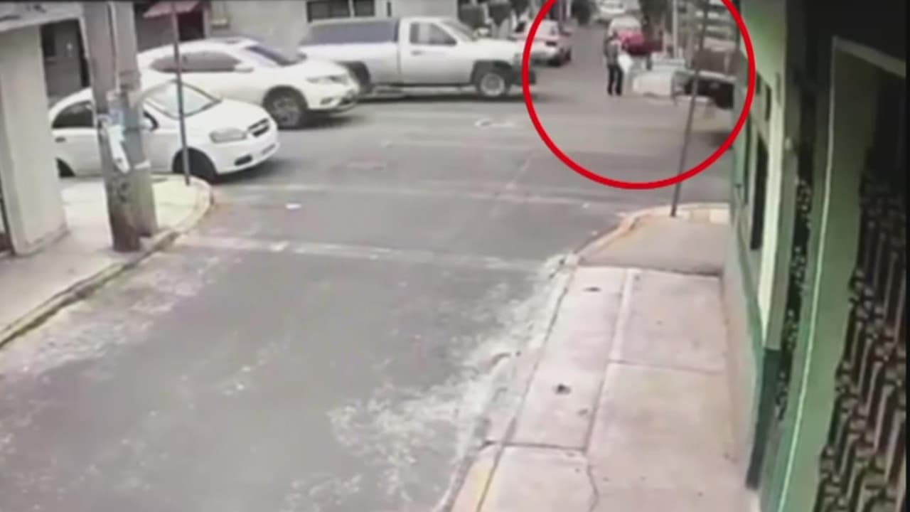 <b>"Fracturas en todo el rostro": mujer de 82 años es brutalmente atropellada por una camioneta</b>
<br>
<br>La mujer fue embestida por el vehículo que terminó chocando contra un poste de luz. La familia de la víctima piden justicia, que el responsable pague los costos del hospital y que asuma las consecuencias ante las autoridades.