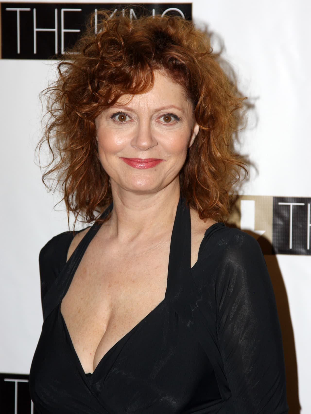 En el 2009 la actriz deja claro que no tiene nada de malo exaltar lo que Dios te dio y quien mejor que las latinas para entenderlo. Susan jamás ha mostrado reparo en presumir a sus chicas –con mucha clase– ¡y con el pelo alborotado!
<br>