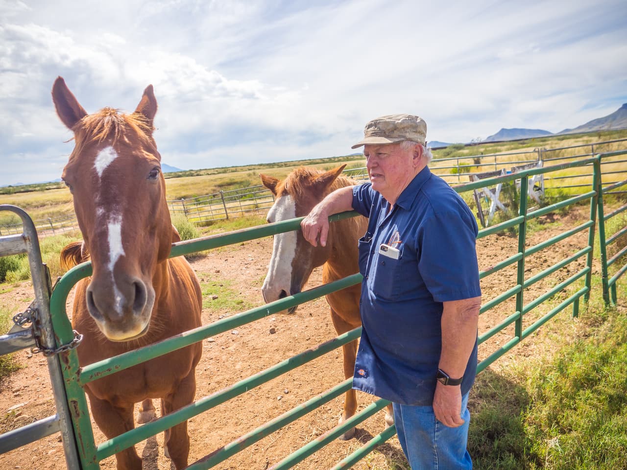 Glenn Spencer junto a sus caballos Jazzman y Rowdy