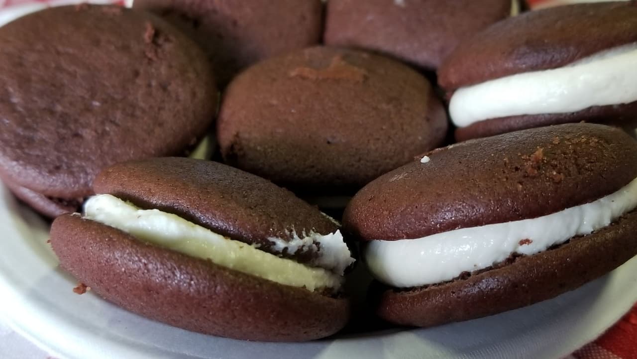Existe la sospecha de que los 
<b>Whoopie pies</b> se originaron en el condado de Lancaster. LosWhoopie tienen fuertes conexiones con la comunidad Amish y se componen de pasteles de dos sabores con un relleno o glaseado dulce y cremoso intercalados entre ellos.