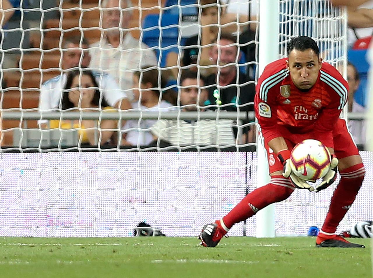 Fue un día bastante tranquilo para el guardameta costarricese de los Merengues Keylor Navas. Aquí atajando un disparo de mediana intensidad.