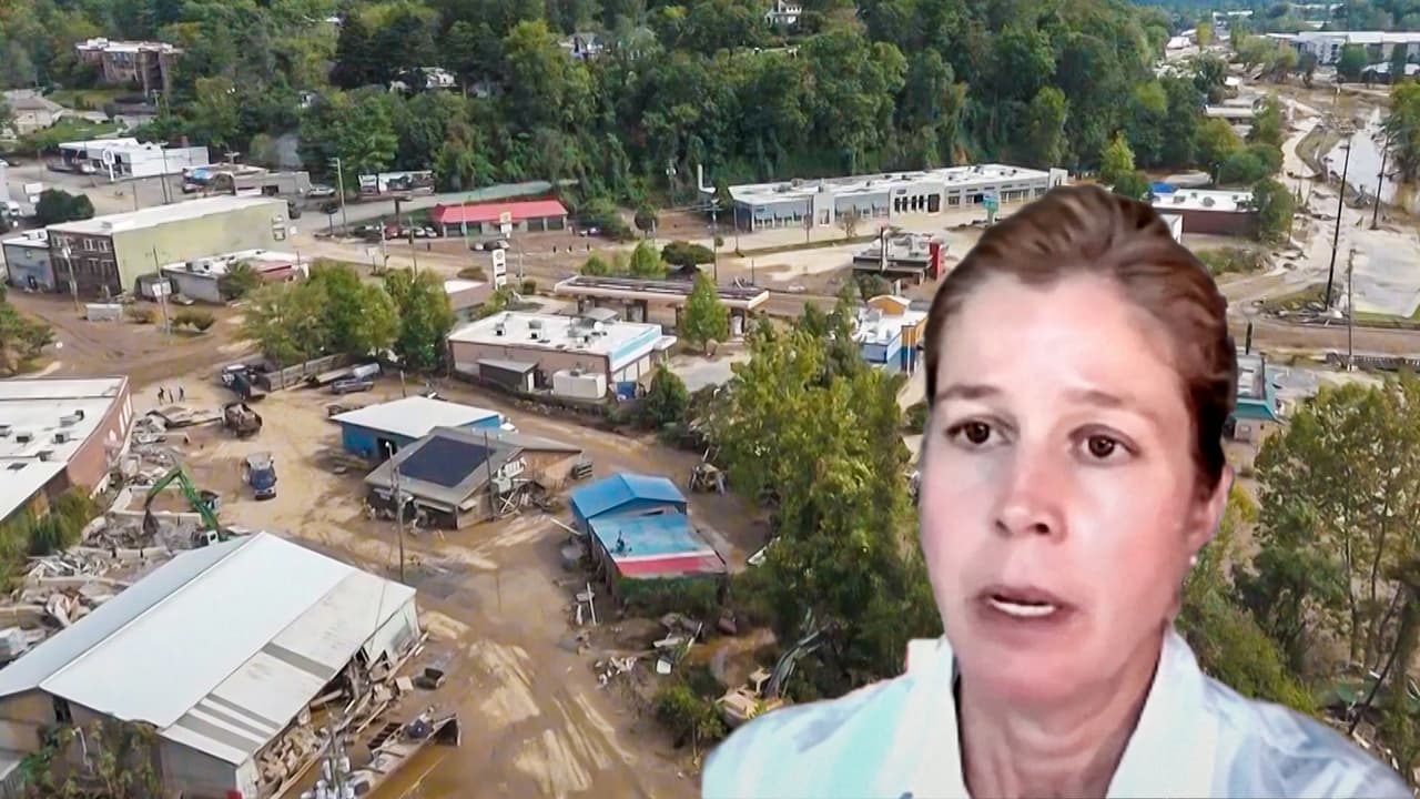 <b>Hendersonville</b> está 26 millas al sur de 
<b>Asheville</b>, donde 
<b>la alcaldesa Esther Manheimer</b> aseguró que es imposible describir el 
<b><a href="https://www.univision.com/local/north-carolina-wuvc/tormenta-helene-en-carolina-del-norte-residentes-viven-un-escenario-de-muerte-devastacion-y-desolacion-video" target="_blank">horror que dejó a su paso la tormenta tropical Helene.</a></b>