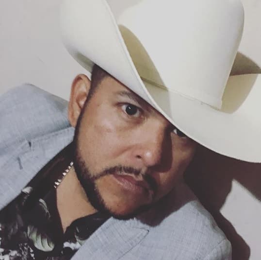 Toño Lizárraga espera que a Lorenzo Méndez le llegue la madurez ahora que tiene una nueva
<b><a href="https://www.univision.com/famosos/chiquis-y-lorenzo-son-los-unicos-latinos-que-figuraron-en-la-lista-de-las-bodas-mas-buscadas-en-2019-segun-google-fotos" target="_blank">familia con Chiquis Rivera.</a></b>