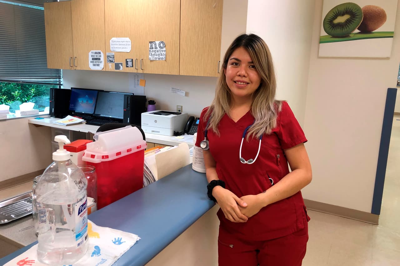 Claudia Guzmán en la clínica donde trabaja en Memphis, Tennessee. Guzmán dice que a su propia familia a veces tiene que decirle que deje de propagar información falsa sobre el coronavirus.