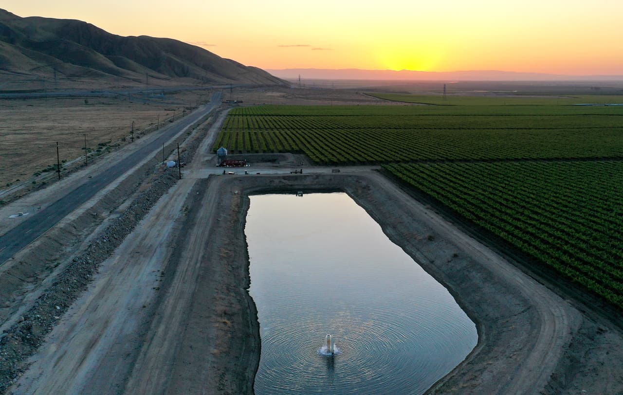 Un
<a href="https://www.ppic.org/publication/water-use-in-california/#:~:text=More%20than%20nine%20million%20acres,used%20for%20businesses%20and%20homes." target="_blank">80 por ciento del agua en el estado</a> se utiliza para regar cultivos de agricultura, de acuerdo con el Instituto de Pólizas Públicas de California, y cuando se agota el agua de reservorios, el estado la saca de depósitos subterráneos, lo que puede causar que el suelo se hunde, creando nuevos problemas.