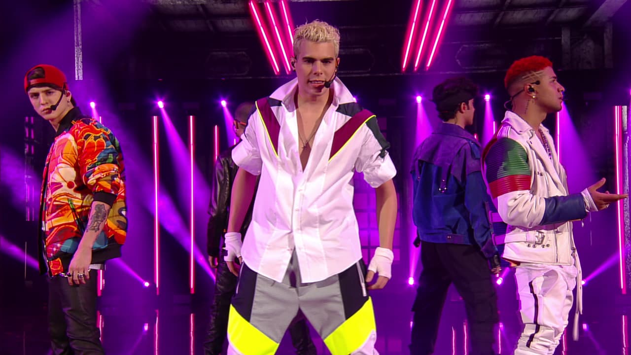 CNCO en el escenario de Premios Juventud 2019.