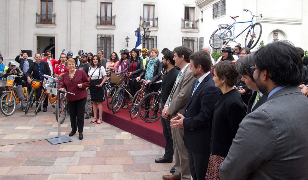El momento histórico: cuando la presidenta Michelle Bachelet recibió a los ciclistas en el Palacio de La Moneda.