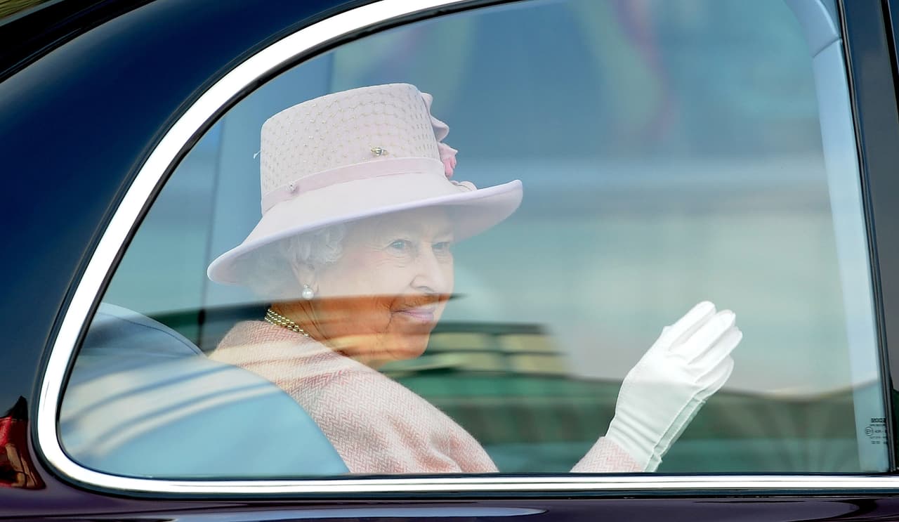 "Se podía ajustar el extremo de la palanca y que la mano se moviera de un lado para otro", revela la princesa a la publicación en declaraciones citadas por el
<a href="http://https://www.dailymail.co.uk/news/article-6217109/Princess-Anne-reveals-Queens-love-waving-machine.html">Daily Mail</a>.