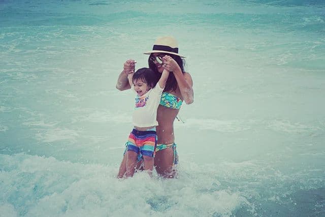 Cuando visitaron el mar, Matteo traía puesto un traje de bajo muy colorido.