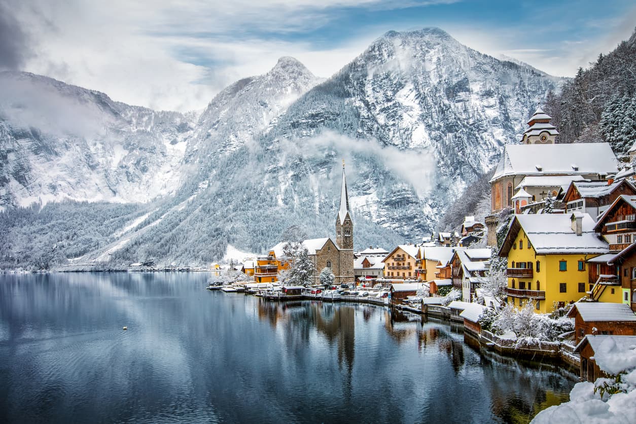 <b>Hallstatt, Austria. </b>Es un pequeño pueblo situado entre la costa suroeste del lago Hallstätter, rodeado de montañas está rodeado de empinadas laderas del macizo de Dachstein. El escénico pueblo es famoso por su producción de sal que data de tiempos prehistóricos. 
<a href="https://whc.unesco.org/en/list/806/" target="_blank">Las minas de sal fueron reconocidas por la UNESCO como Patrimonio Mundial</a>. El perfil de las casas alpinas y contrucciones medievales hacen de Hallstatt un paisaje de postal.