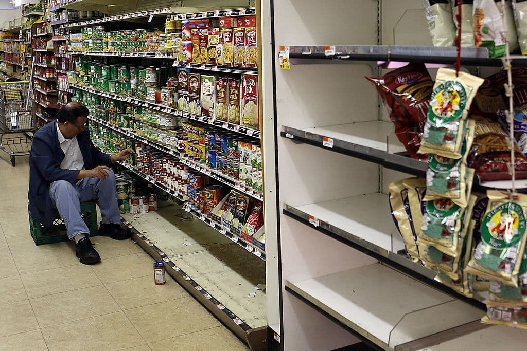 En las tiendas, muchos productos de bebidas, panadería, bocadillos y alimentos congelados se han agotado.