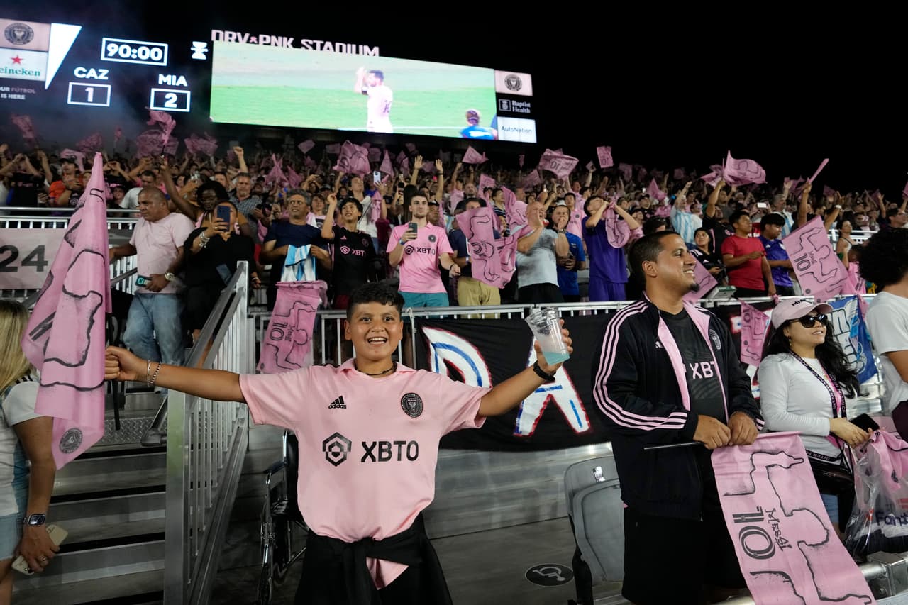 La MLS publicó que el Inter Miami tenía la asistencia más baja de toda la liga. Poco menos de 13,000 espectadores iban al estadio previo a la llegada de Messi. El equipo de Miami ahora llena las gradas de su recinto ubicado en Fort Lauderdale.