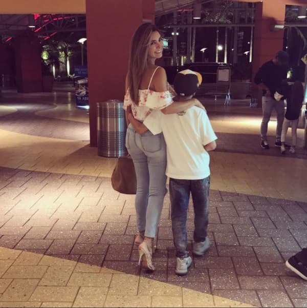 Elizabeth Gutiérrez publicó esta fotografía en su cuenta de Instagram, donde mostró la cita para cenar que tuvo con su hijo Christopher Alexander. Él lleva a su madre de la cintura escoltándola hacía el restaurante donde ambos disfrutaron de su noche.