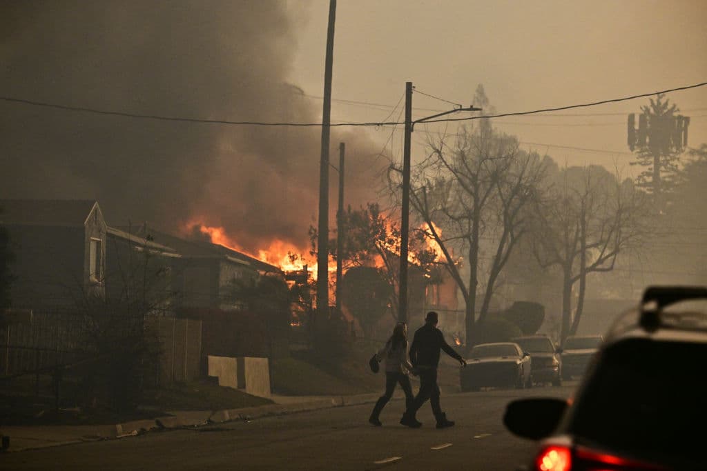 Incendios en Los Ángeles: a pie, en auto y con la ayuda de extraños, las increíbles historias de cómo huyó la gente de las llamas