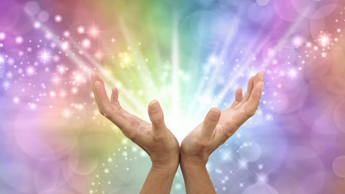 Nuestras manos son verdaderos transformadores de energía, la punta de los dedos está llena de terminaciones nerviosas sutiles que constituyen la principal fuente de información táctil sobre el entorno, un verdadero receptor y trasmisor, por eso el sentido del tacto se asocia inmediatamente con las manos.