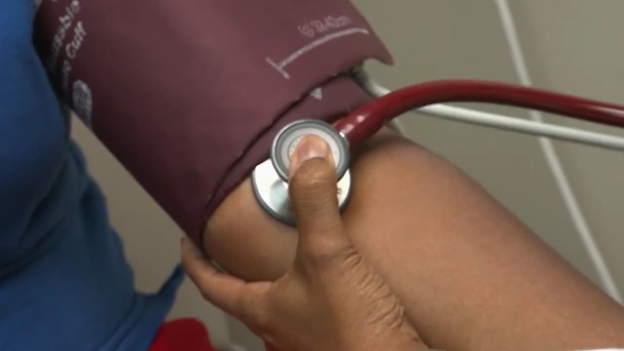 Salud: ¿Por qué no todas las personas con presión arterial alta en EEUU toma el tratamiento que necesita?