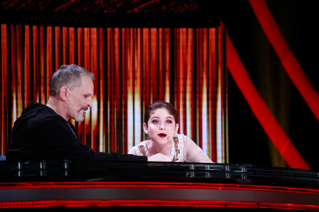 "Yo quiero", agregó Miguel Bosé. Aquí se puede ver que la primera afortunada en morderla fue Karol.