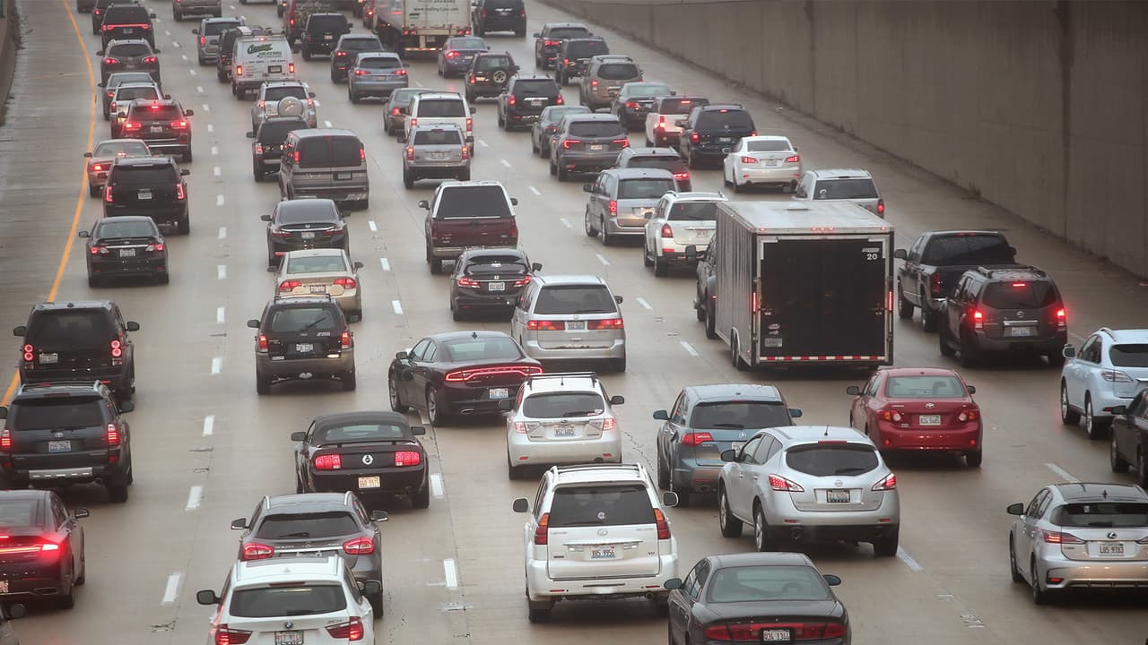 Durante el fin de semana, la salida y llegada de paseantes puede complicar el tráfico en calles y carreteras. Diego Guirado te dice tus alternativas y mejores horarios, si vas a viajar.