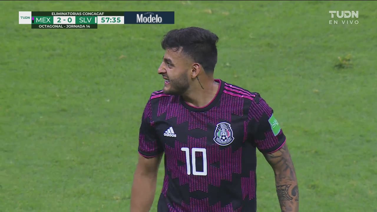 ¡Casi la cuelga al ángulo! Alexis Vega a punto de anotar de tiro libre