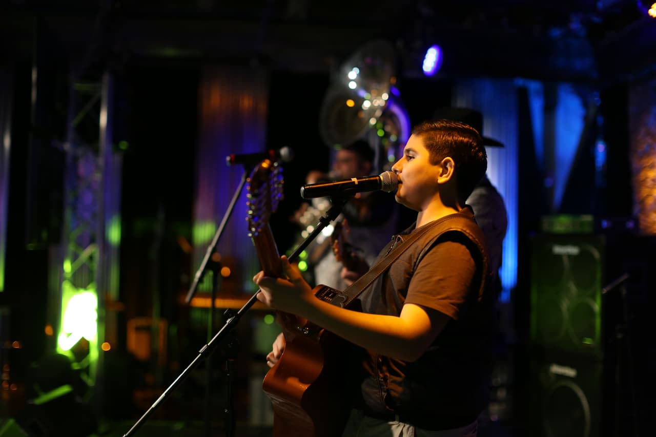 El pequeño Jaziel Avilez, de tan solo 15 años, sorprendió al ser acompañado por la agrupación de Ulices Chaidez y tocando la tuba, el famoso Cenizo.