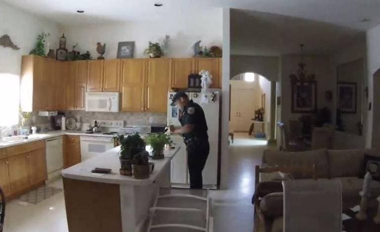 Acusan a un policía en Florida de robar la casa de un anciano que minutos después falleció