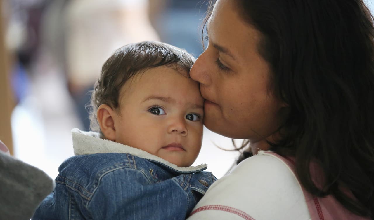 <a href="https://www.univision.com/local/nueva-york-wxtv/legisladores-de-nueva-york-planean-entregar-miles-de-millones-de-dolares-a-exconvictos-e-indocumentados">Inmigrantes indocumentados</a> en Nueva York, que perdieron su trabajo debido a la pandemia de coronavirus y que no pudieron recibir beneficios de desempleo o el 
<a href="https://www.univision.com/local/nueva-york-wxtv/donde-esta-mi-cheque-de-estimulo-1-400-fotos">cheque de estímulo</a> económico, podrán obtener hasta 15,600 dólares de ser elegibles, después que el estado aprobara un alivio para ellos.